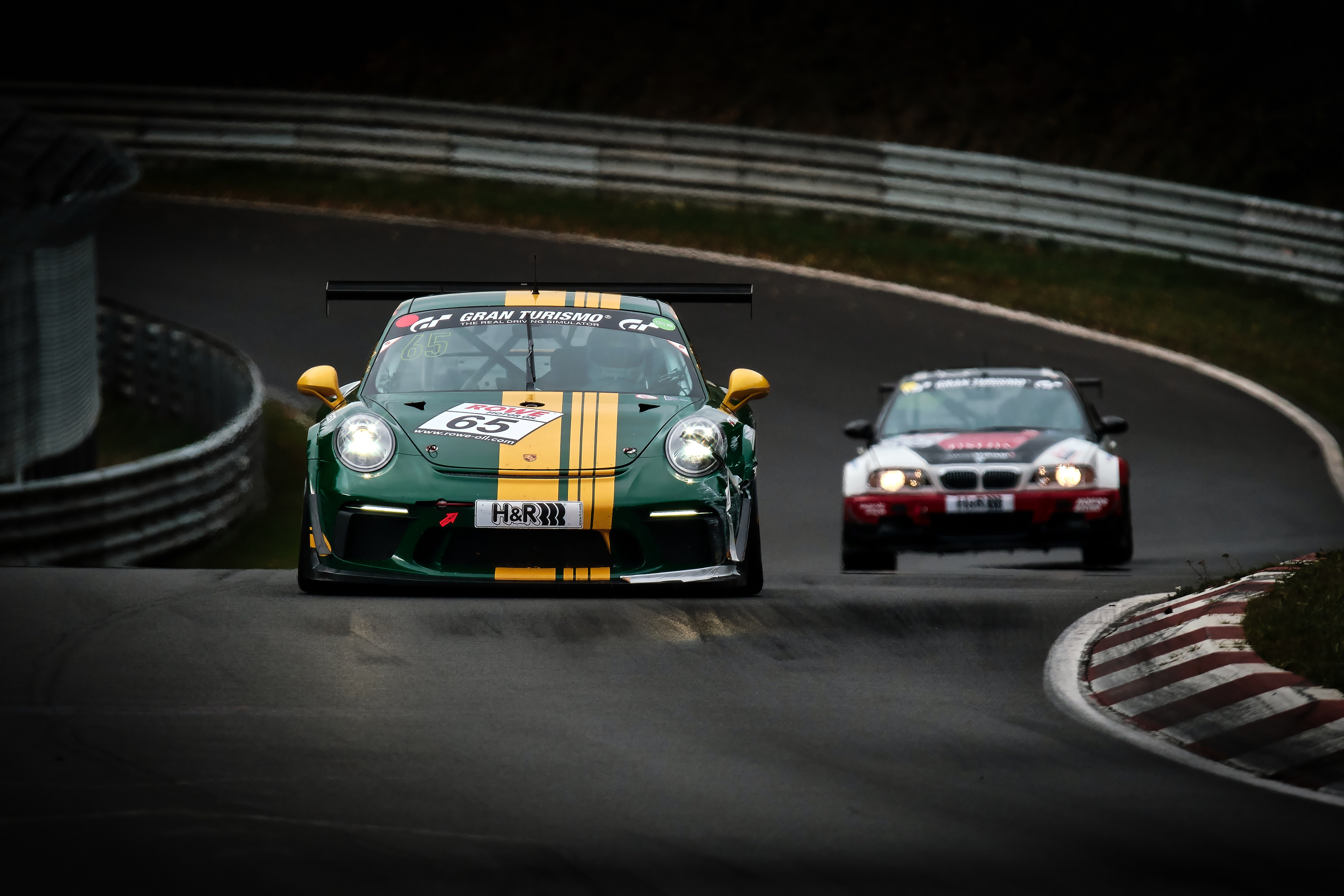 Autos de carrera en el Nürburgring